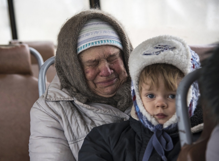 Lacrimi de durere şi frică de moarte. Oamenii fug din oraşul Debalţevo (GALERIE FOTO)