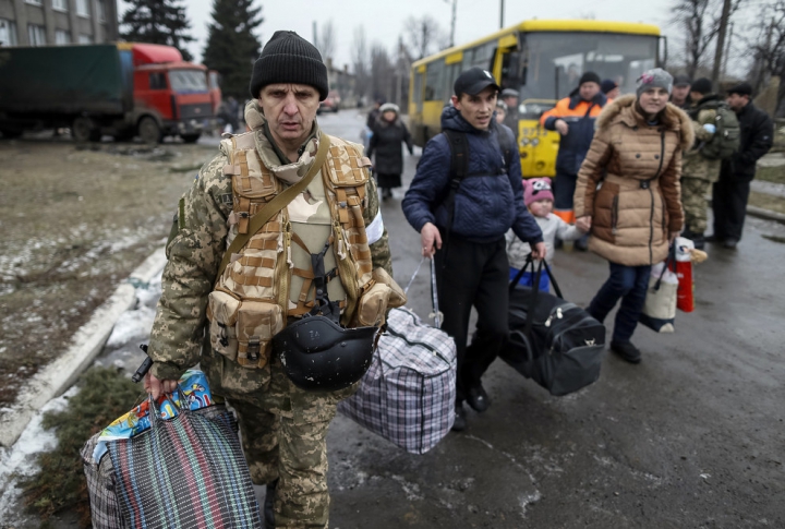 Lacrimi de durere şi frică de moarte. Oamenii fug din oraşul Debalţevo (GALERIE FOTO)