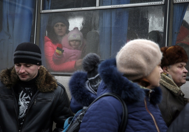 Lacrimi de durere şi frică de moarte. Oamenii fug din oraşul Debalţevo (GALERIE FOTO)