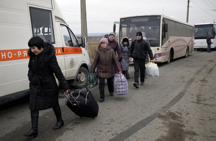 Blindate distruse, zeci de răniţi şi oraşe ruinate. FOTOREPORT din estul Ucrainei