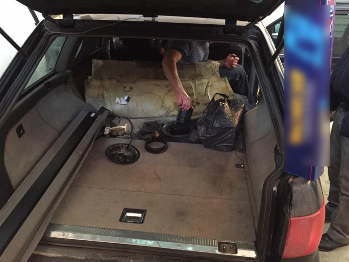 CONTRABANDĂ la frontiera Sculeni. Unde a ascuns un moldovean mii de ţigări (FOTO)