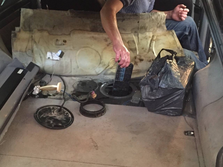 CONTRABANDĂ la frontiera Sculeni. Unde a ascuns un moldovean mii de ţigări (FOTO)