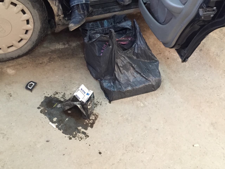 CONTRABANDĂ la frontiera Sculeni. Unde a ascuns un moldovean mii de ţigări (FOTO)