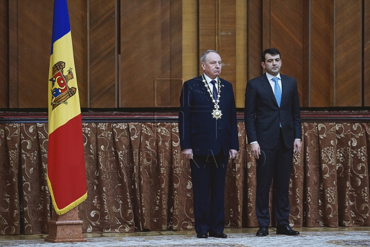 Noul Guvern şi-a depus jurământul în faţa preşedintelui ţării. FOTOREPORT