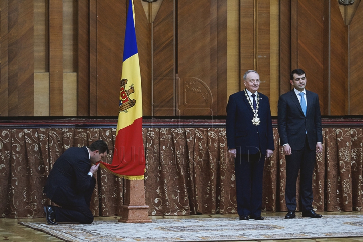 Noul Guvern şi-a depus jurământul în faţa preşedintelui ţării. FOTOREPORT