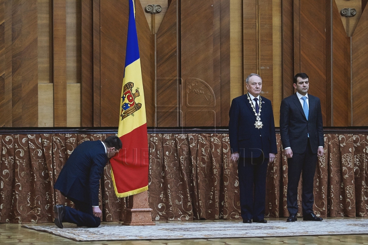 Noul Guvern şi-a depus jurământul în faţa preşedintelui ţării. FOTOREPORT