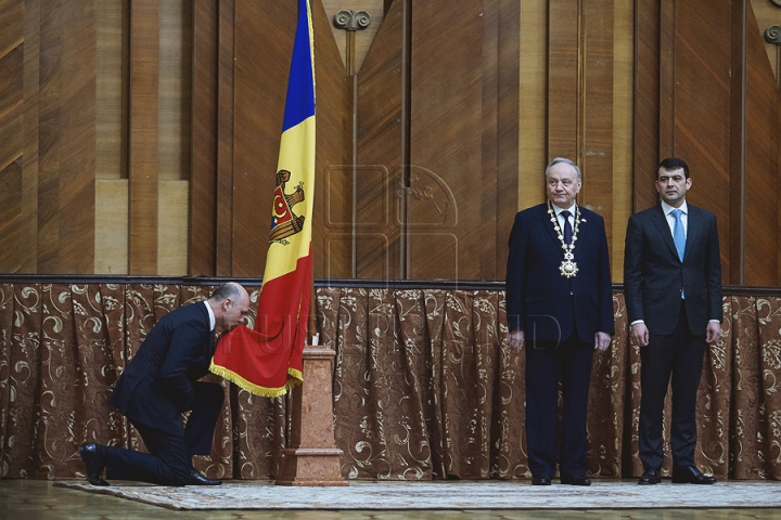 Noul Guvern şi-a depus jurământul în faţa preşedintelui ţării. FOTOREPORT