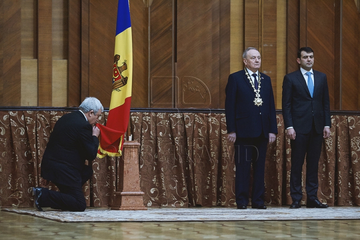 Noul Guvern şi-a depus jurământul în faţa preşedintelui ţării. FOTOREPORT