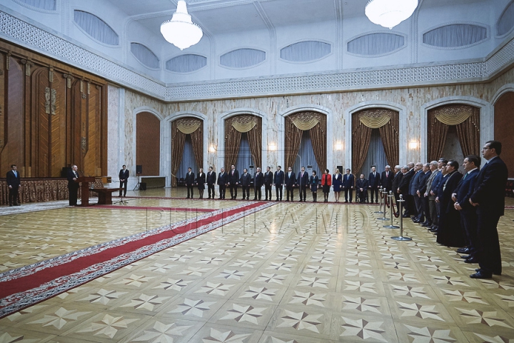 Noul Guvern şi-a depus jurământul în faţa preşedintelui ţării. FOTOREPORT