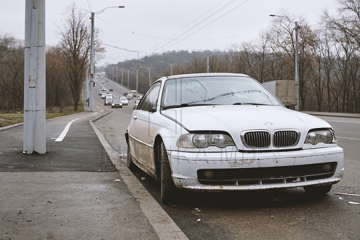 Ruginite, accidentate şi murdare. Maşinile abandonate pe străzile din Chişinău (FOTOREPORT)