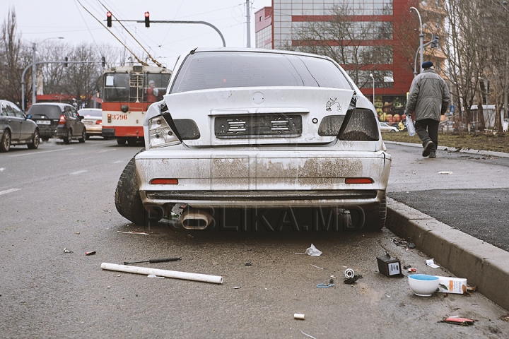 Ruginite, accidentate şi murdare. Maşinile abandonate pe străzile din Chişinău (FOTOREPORT)