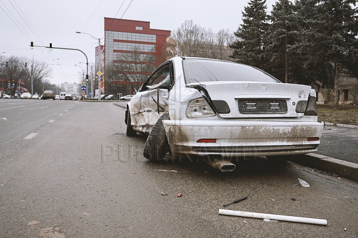 Ruginite, accidentate şi murdare. Maşinile abandonate pe străzile din Chişinău (FOTOREPORT)