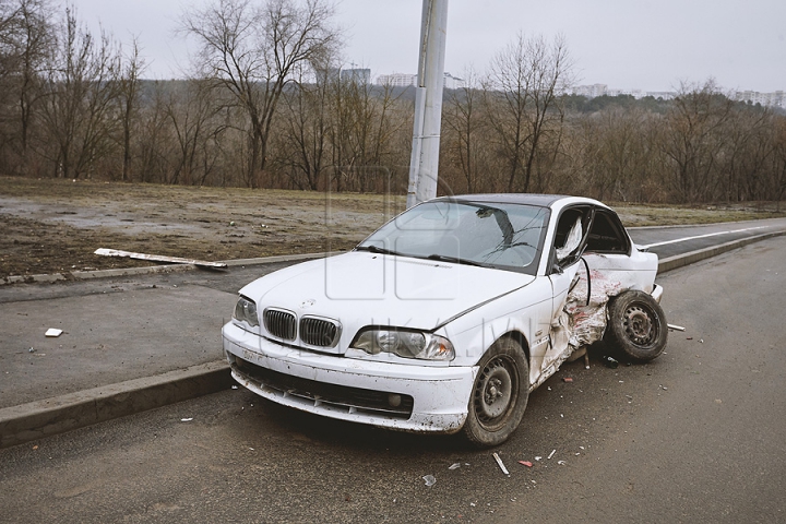 Ruginite, accidentate şi murdare. Maşinile abandonate pe străzile din Chişinău (FOTOREPORT)