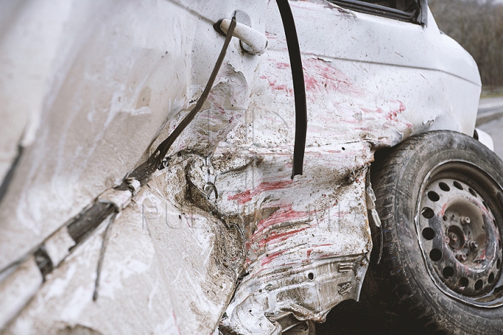 Ruginite, accidentate şi murdare. Maşinile abandonate pe străzile din Chişinău (FOTOREPORT)