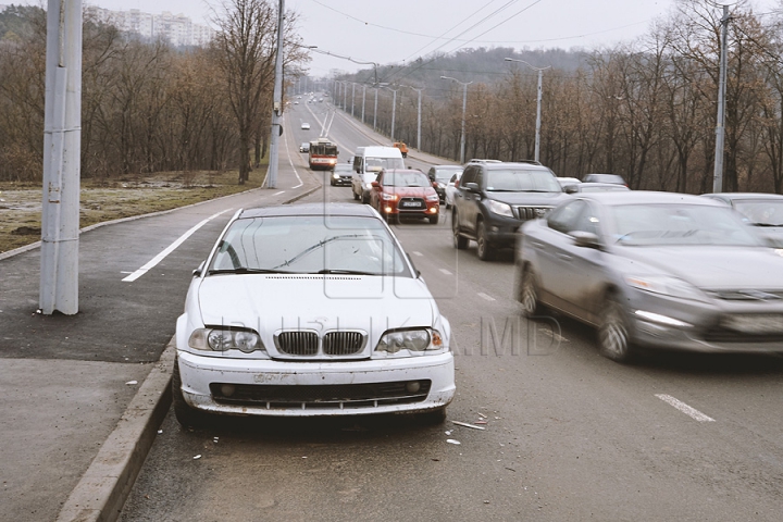 Ruginite, accidentate şi murdare. Maşinile abandonate pe străzile din Chişinău (FOTOREPORT)