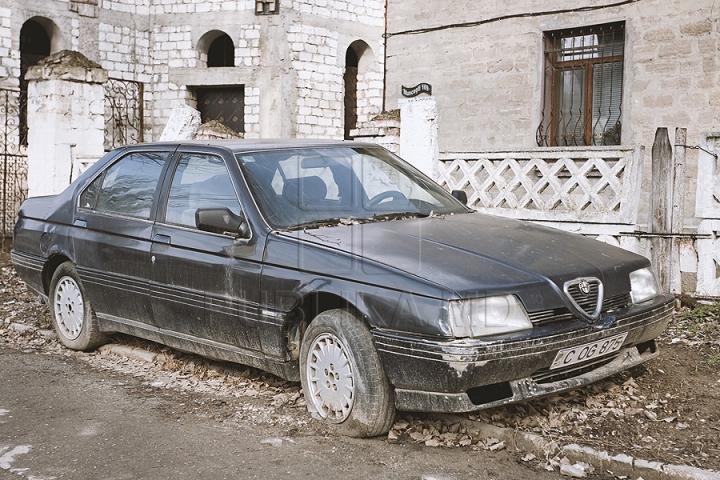 Ruginite, accidentate şi murdare. Maşinile abandonate pe străzile din Chişinău (FOTOREPORT)