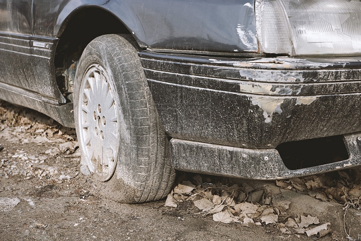 Ruginite, accidentate şi murdare. Maşinile abandonate pe străzile din Chişinău (FOTOREPORT)