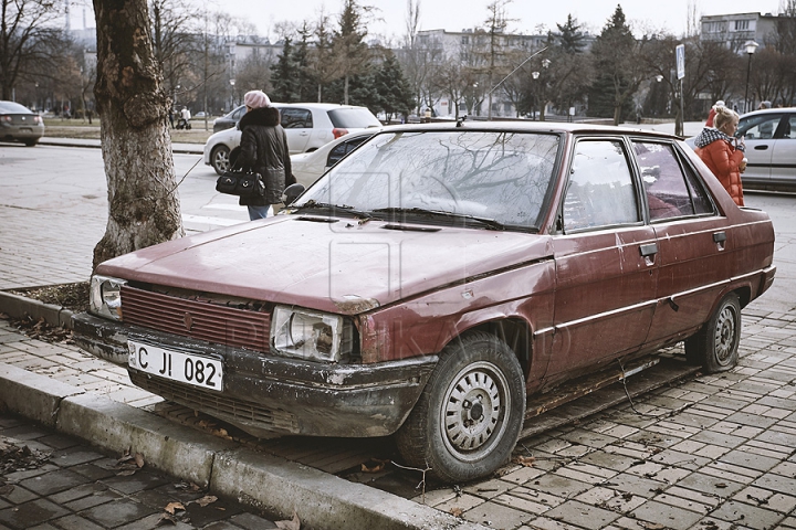 Ruginite, accidentate şi murdare. Maşinile abandonate pe străzile din Chişinău (FOTOREPORT)