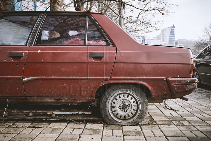 Ruginite, accidentate şi murdare. Maşinile abandonate pe străzile din Chişinău (FOTOREPORT)