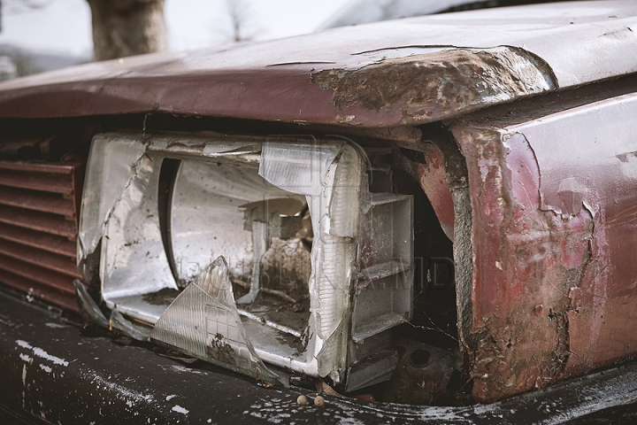 Ruginite, accidentate şi murdare. Maşinile abandonate pe străzile din Chişinău (FOTOREPORT)