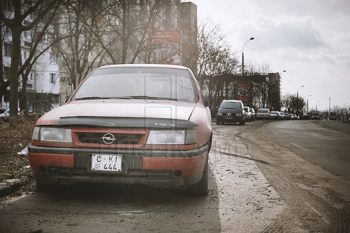 Ruginite, accidentate şi murdare. Maşinile abandonate pe străzile din Chişinău (FOTOREPORT)