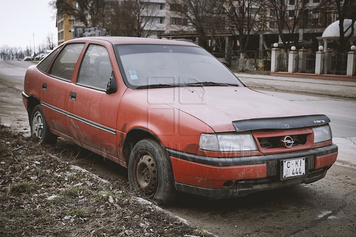 Ruginite, accidentate şi murdare. Maşinile abandonate pe străzile din Chişinău (FOTOREPORT)