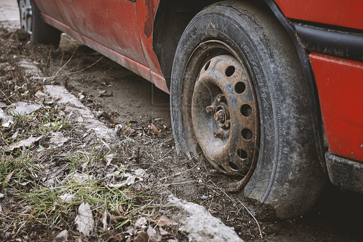 Ruginite, accidentate şi murdare. Maşinile abandonate pe străzile din Chişinău (FOTOREPORT)