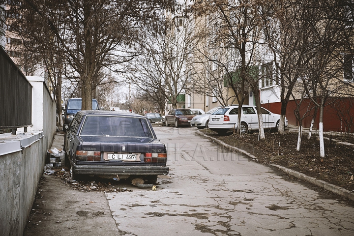 Ruginite, accidentate şi murdare. Maşinile abandonate pe străzile din Chişinău (FOTOREPORT)