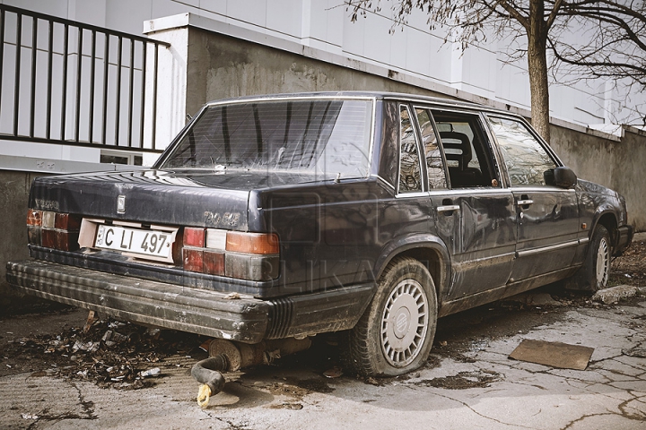 Ruginite, accidentate şi murdare. Maşinile abandonate pe străzile din Chişinău (FOTOREPORT)