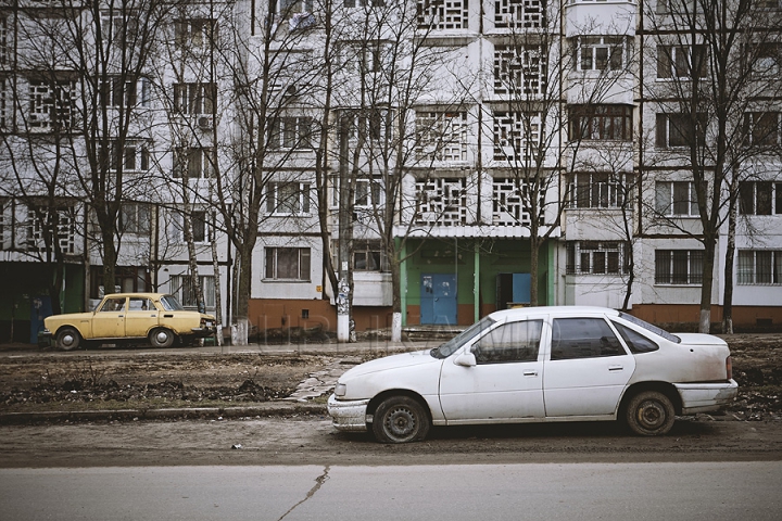 Ruginite, accidentate şi murdare. Maşinile abandonate pe străzile din Chişinău (FOTOREPORT)