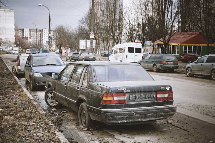 Ruginite, accidentate şi murdare. Maşinile abandonate pe străzile din Chişinău (FOTOREPORT)