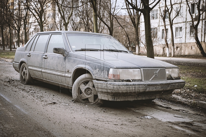 Ruginite, accidentate şi murdare. Maşinile abandonate pe străzile din Chişinău (FOTOREPORT)