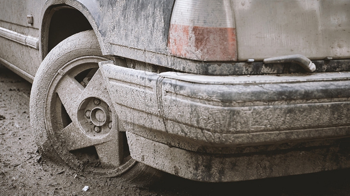 Ruginite, accidentate şi murdare. Maşinile abandonate pe străzile din Chişinău (FOTOREPORT)