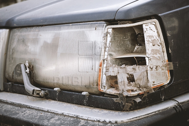 Ruginite, accidentate şi murdare. Maşinile abandonate pe străzile din Chişinău (FOTOREPORT)