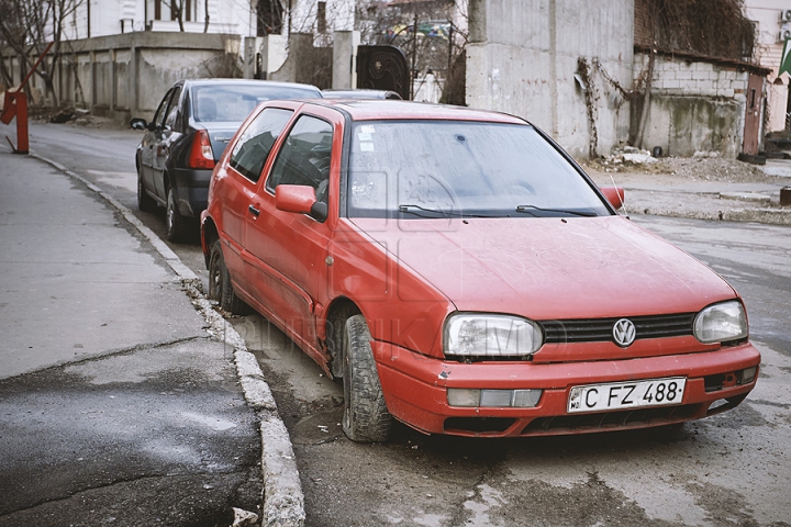 Ruginite, accidentate şi murdare. Maşinile abandonate pe străzile din Chişinău (FOTOREPORT)