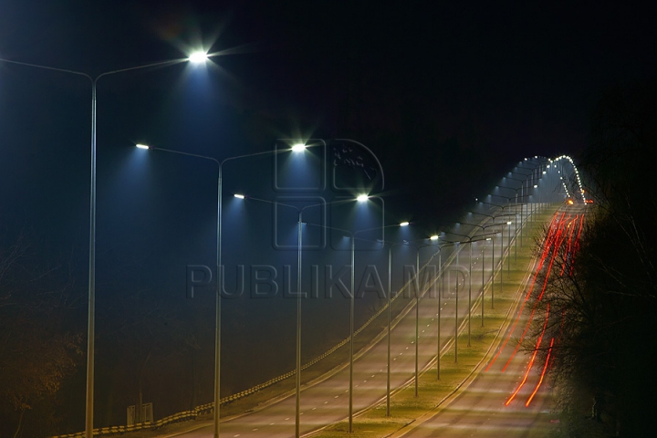 Cum arată noaptea drumul ce leagă Aeroportul de Porţile Oraşului Chişinău (FOTOGRAFII UIMITOARE)