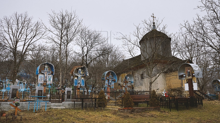 IMAGINI APOCALIPTICE. Te ia groaza de ceea ce se întâmplă cu o biserică veche din Străşeni