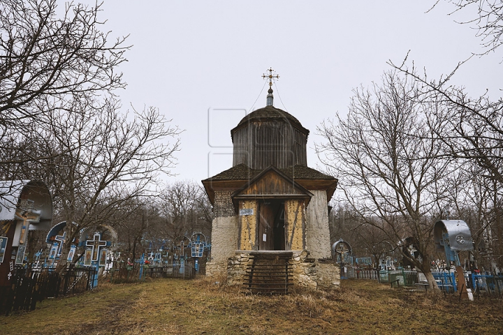 IMAGINI APOCALIPTICE. Te ia groaza de ceea ce se întâmplă cu o biserică veche din Străşeni