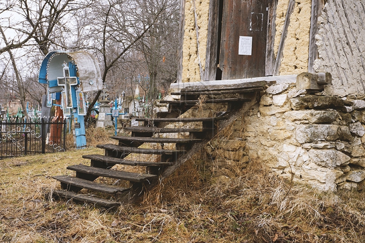 IMAGINI APOCALIPTICE. Te ia groaza de ceea ce se întâmplă cu o biserică veche din Străşeni