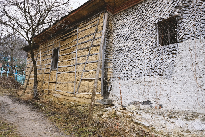 IMAGINI APOCALIPTICE. Te ia groaza de ceea ce se întâmplă cu o biserică veche din Străşeni