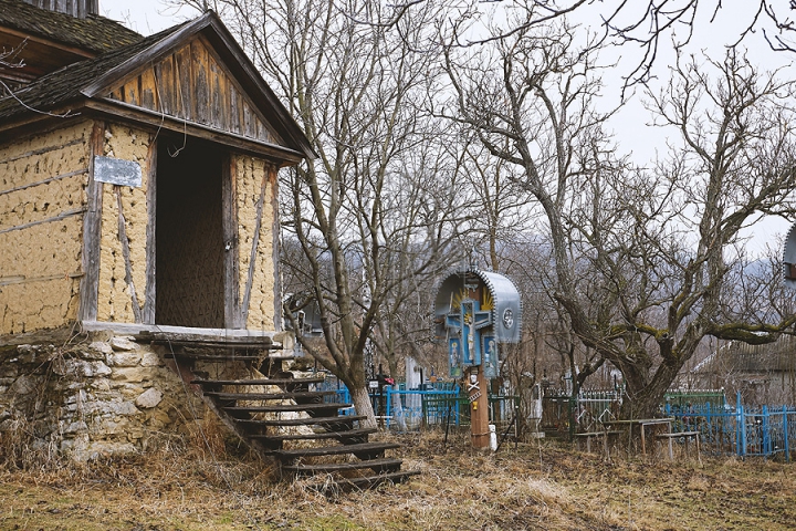 IMAGINI APOCALIPTICE. Te ia groaza de ceea ce se întâmplă cu o biserică veche din Străşeni