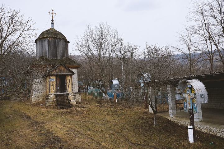 IMAGINI APOCALIPTICE. Te ia groaza de ceea ce se întâmplă cu o biserică veche din Străşeni