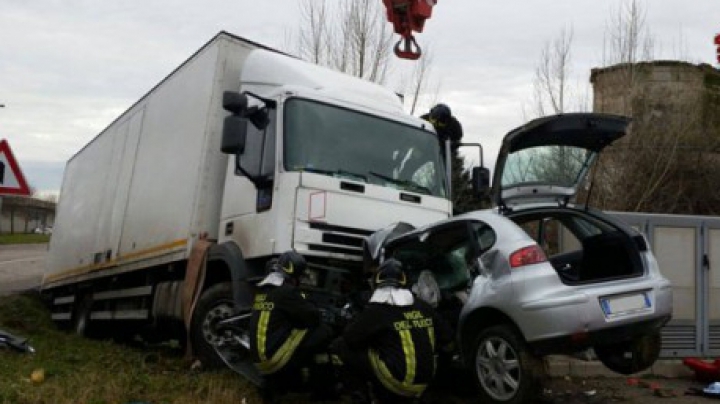 GRAV accident rutier: Un automobil a intrat în coliziune cu un camion (FOTO)