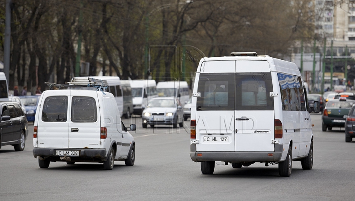 RISCĂ ÎNCHISOARE! Un tânăr a făcut ASTA în timp ce era într-un microbuz de pe ruta 121