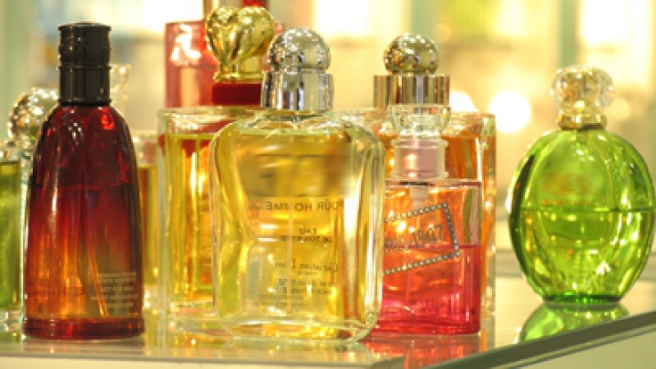 Peste un milion de flacoane de parfum contrafăcute, confiscate în Grecia