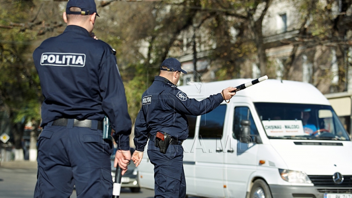 Poliţiştii i-au stricat afacerea unui şofer din Bălţi. Ce au găsit oamenii legii în maşina sa (FOTO)