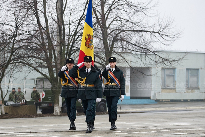 Peste 200 de tineri ostaşi au jurat credinţă Patriei (GALERIE FOTO)