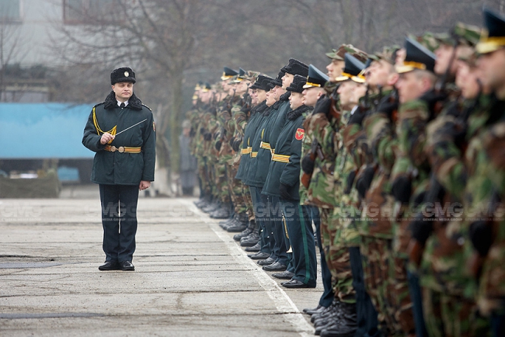 Peste 200 de tineri ostaşi au jurat credinţă Patriei (GALERIE FOTO)