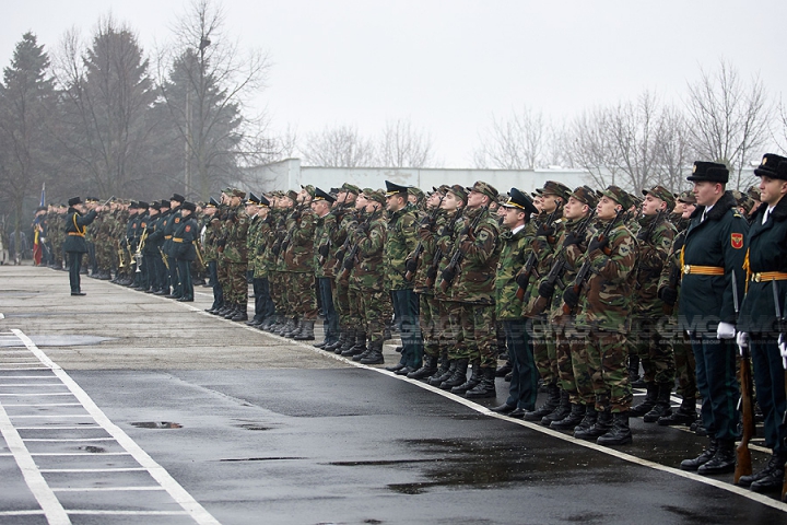 Peste 200 de tineri ostaşi au jurat credinţă Patriei (GALERIE FOTO)