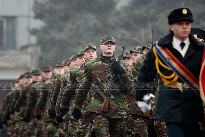 Peste 200 de tineri ostaşi au jurat credinţă Patriei (GALERIE FOTO)